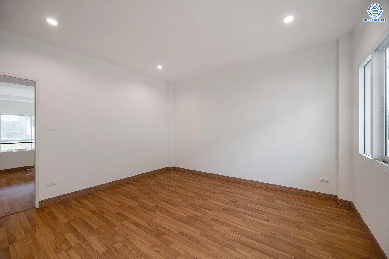 บ้านมือสองตกแต่งใหม่ โครงการ บุษราคัมรีเจนท์ ปิ่นเกล้า-บรมราชชนนี เนื้อที่  67.50 ตร.ว. ฟังก์ชัน 3 ห้องนอน 3 ห้องน้ำ จอดรถได้ 2 คัน สภาพแวดล้อมดี เดินทางเข้าสู่เมืองได้สะดวกเชื่อมต่อ ถนนพุทธมณฑลสาย 2, ถนนบรมราชชนนี, ถนนกาญจนาภิเษก, ถนนศาลาธรรมสพน์ ใกล้เซ็นทรัลปิ่นเกล้า, ตลาดสดธนบุรี และจุดขึ้นทางด่วน "ศรีรัช"